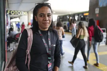 Brasília (DF), 05/03/2026 - A auxiliar de serviços gerais Tiffane Raany dá entrevista à Agência Brasil sobre o impacto da escala de trabalho 6x1. Foto: Marcelo Camargo/Agência Brasil
