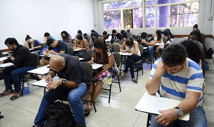 As inscrições para o Exame Nacional para Certificação de Competências de Jovens e Adultos (Encceja) 2025 estão abertas de 21 de abril a 2 de maio. O exame é gratuito e destinado a jovens e adultos que não concluíram o ensino fundamental ou médio na idade apropriada.