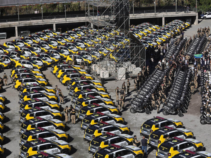 Investimento de R$ 63,2 milhões: Ratinho Junior entrega 431 motos e viaturas para a PMPR