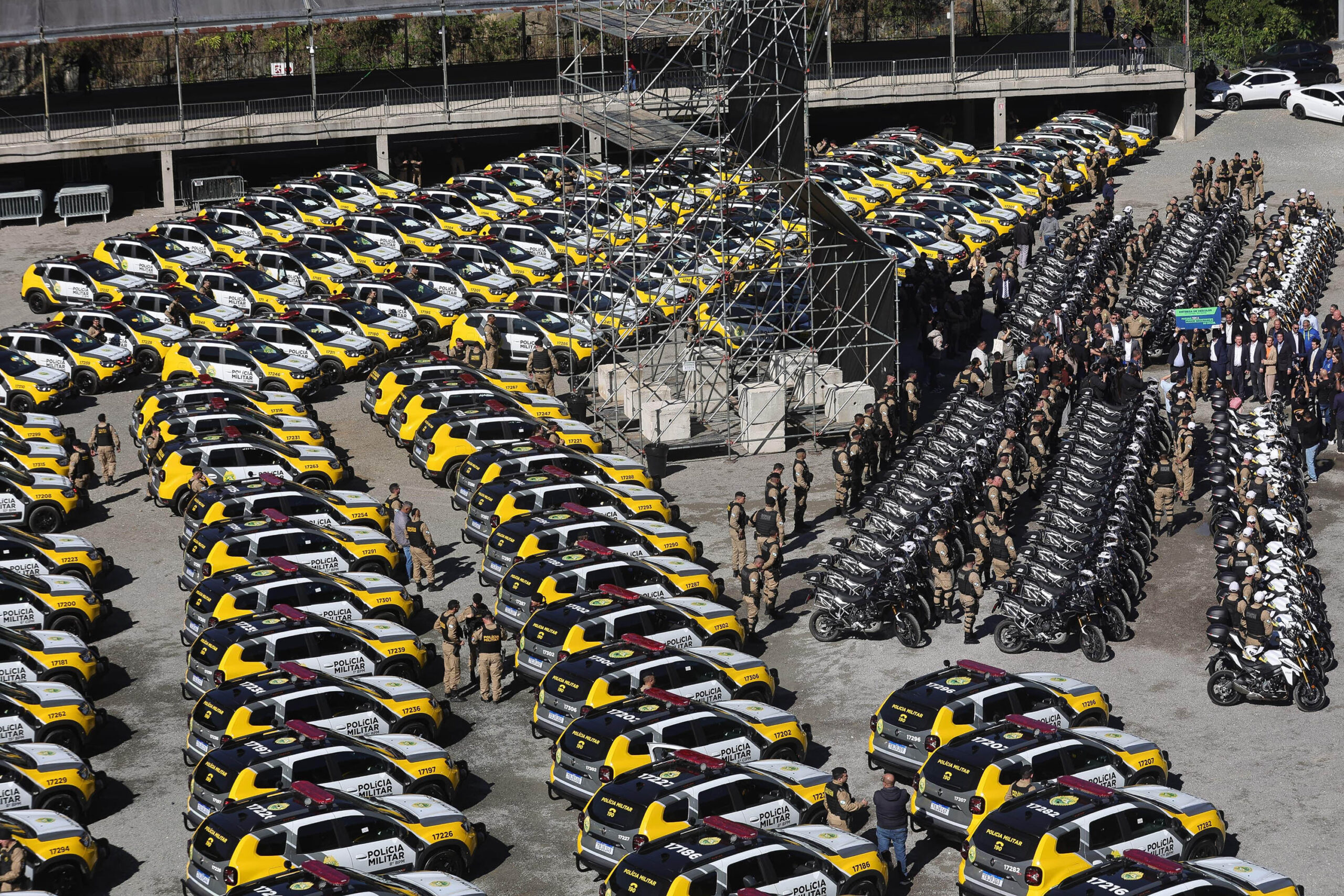 Investimento de R$ 63,2 milhões: Ratinho Junior entrega 431 motos e viaturas para a PMPR