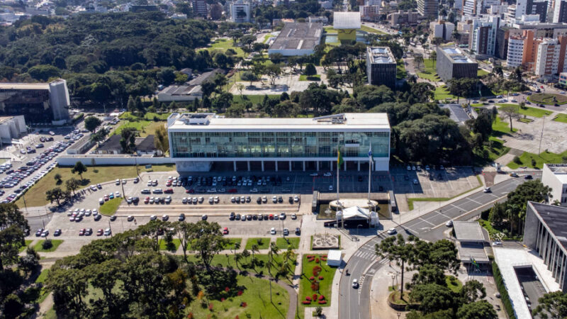 Governo do Paraná vai convocar 615 profissionais aprovados em concursos públicos