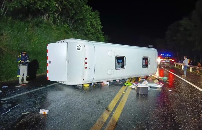 Acidente na BR-277: Ônibus Tombado Deixa Vítimas