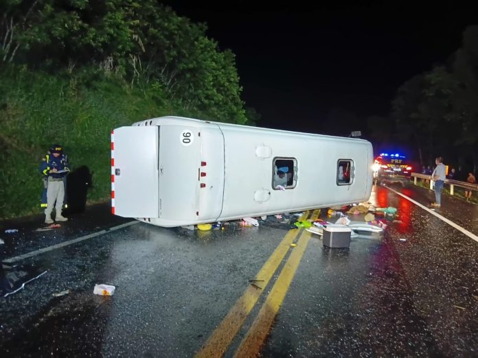 Acidente na BR-277: Ônibus Tombado Deixa Vítimas