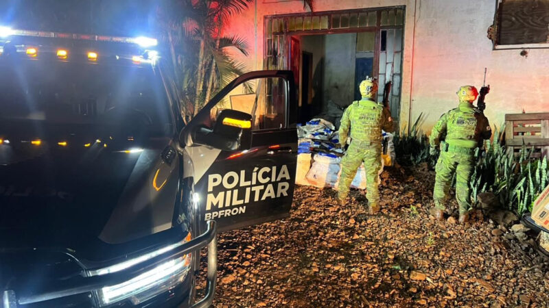 PCPR e PMPR apreendem quase 900 quilos de maconha e arsenal em depósito rural no Oeste