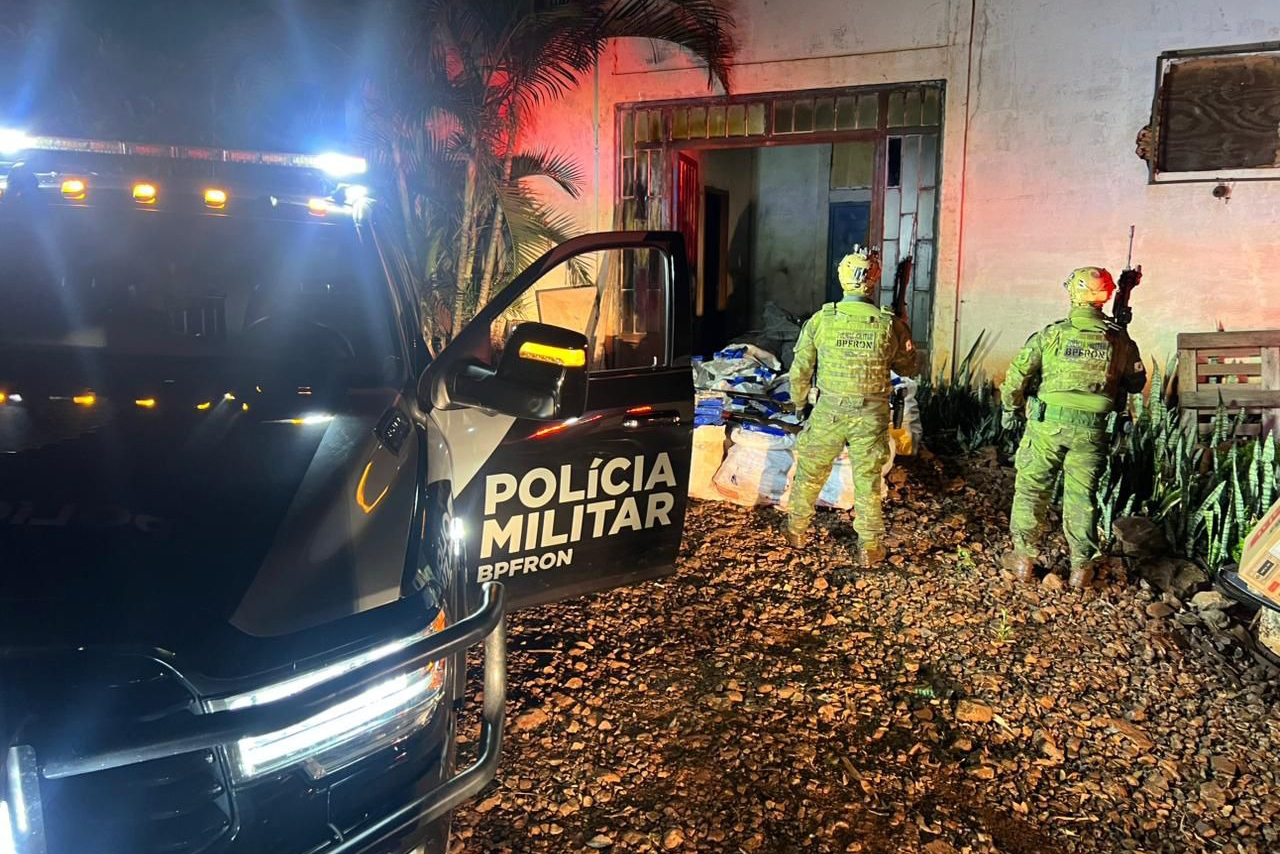 PCPR e PMPR apreendem quase 900 quilos de maconha e arsenal em depósito rural no Oeste